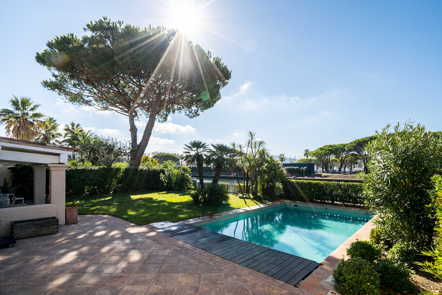 architecture-interieur-exterieurs-piscine-golfe-saint-tropez-port-grimaud